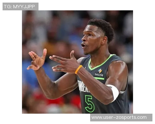 爱德华兹赛后庆祝达成一万分里程碑并获得比赛用球的荣耀时刻